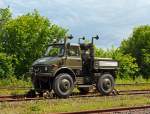 Zweiwege-Fahrzeug UNIMOG 406 ZW 82S der Bundeswehr am 18.05.2014 ausgestellt beim Erlebnisbahnhof Westerwald der Westerwälder Eisenbahnfreunde 44 508 e.