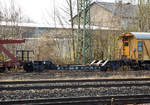   Der 2-achsige Sonderwagen mit Tiefladebühne (Tiefladewagen mit 2 Radsätzen) DB 21 80 9905 904-8 RIV, der Gattung Uik 630, ex DR St Augburg, ex DB St 37, ex DB St 101, am 25.03.2017 beim DB