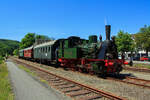 Geführt von der 323 133-9 (Köf II) der Aggertalbahn (Andreas Voll) fährt der Dampfzug „Bergischer Löwe“ vom EM Dieringhausen am 02.06.2011 in Richtung Bf Wiehl, hier