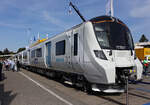 Siemens präsentierte auf der InnoTrans 2018 in Berlin (hier 18.09.2018) den Siemens Desiro City Class 717 (hier der Triebzug GTR 717017) für die Govia Thameslink Railway (GTR).

Im Vereinigten Königreich (UK) hat sich der Desiro City bewährt, durch höchste Flexibilität, perfekten Komfort und niedrigen Energieverbrauch. Dank seiner Leichtbauweise und der Drehgestelle sowie einer intelligenten Fahrzeugsteuerung können Sie den gesamten Energieverbrauch um bis zu 50 % gegenüber den Vorgängermodellen reduzieren. Der Desiro City setzt Maßstäbe im Pendlerverkehr in Großbritannien

Der Desiro City wurde speziell für den Pendlermarkt in Großbritannien entwickelt. Dort stehen Zugbetreiber und Pendler vor großen Herausforderungen: Pendlerzüge müssen Vororte und Städte miteinander verbinden und einen schnellen, pünktlichen Service in den Innenstädten garantieren. Hier sind flexible, innovative Systeme gefragt, welche die vorhandenen Ressourcen ausschöpfen. Der Desiro City hat sich bei der Beförderung einer großen Zahl von Fahrgästen mit häufigen, unregelmäßigen Stopps auf den verschiedensten Routen bewährt. 

Der Desiro City Class 717 ist ein Triebzug der zweiten Generation für den Pendlerverkehr bietet eine hervorragende Lösung für Londoner Nahverkehrssysteme und Regionallinien. Der Britische Bahnbetreiber Govia Thameslink Railway (GTR) bestellt bei der Siemens Mobility GmbH 25 dieser sechsteiligen Desiro City Nahverkehrstriebzüge (Class 717). Die 25 Einheiten finden auf der Great Northern Route, dem Londoner Vorortverkehr vom Bahnhof Moorgate nach Welwyn Garden City, Hertford und Watton-at-Stone, Verwendung. Die ersten Einheiten wurden im März 2019 in Betrieb genommen.

Eine Besonderheit dieser Version sind die Notausstiegstüren an den Führerstandsfronten der Fahrzeuge, die notwendig sind, damit die Triebzüge auf der Northern City Line, einer ehemaligen U-Bahn-Strecke mit kreisförmigem Tunnelprofil, evakuiert werden können.

TECHNISCHE DATEN Class Desiro City Class 717
Spurweiten: 1.435 mm
Zugkonfiguration: sechsteiliger Triebzug 
Achsfolge: Bo‘Bo‘+2‘2‘+2‘2‘+Bo ́Bo ́+2‘2‘+Bo‘Bo‘
Länge über Kupplung: 121.674 mm
Breite: 2.800 mm
Fußbodenhöhe über SO: 1.100 mm
Eigengewicht: ca. 204 t
Höchstgeschwindigkeit: 136 km/h (85 mph)
Leistung am Rad: 1.200 kW
Sitzplätze: 362 in den 2. Klasse (Standard Class)
Stromversorgung: 25 kV 50 Hz (AC) über Pantograph (Oberleitung) und
750 V DC (= ) über seitliche Stromschiene
Anfahrbeschleunigung: 0,85 m/s²
