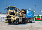 
Der Graziella Zweiwege-Böschungsmäh-LKW (ZW-Saugmäher-LKW) der Müller Gleisbau AG wurde auf der Messe “transport logistic 2019“ in München (hier 05.06.2019) auf dem Freigelände präsentiert.

Hersteller ist die Müller Technologie AG auf Basis eines MAN-Fahrgestelles und mit einem Müller HFW 4/4 Zweiwege-Schienenfahrwerk. Das Müller Hydrostatenfahrwerk besitzt sämtliche Schweizer Zulassungen.

TECHNISCHE DATEN:
Hersteller: Müller Technologie AG
Motor: MAN
Leistung: 387 KW
Länge: 12.000 mm
Breite: 2.500 mm
Höhe 4.000 mm
Leergewicht: 30.000 kg
Nutzlast: 7.000 kg
V max. (Straße): 80 km/h

Schienenmerkmale:
V max.: 40 km/h
V max. geschleppt: 10 km/h
Kleinster Kurvenradius: 27 m
Steigfähigkeit: 107 ‰  mit 14 km/h
Hydrostatischer Fahrantrieb: Antrieb auf allen Achsen
Aufgleisbar im 90°-Winkel zum Gleis