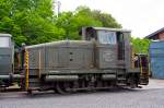 
Krauss-Maffei 18334 eine Krauss-Maffei ML 440 C Diesellokomotive ehemals der Bundeswehr, am 18.05.2014 ausgestellt beim Erlebnisbahnhof Westerwald der Westerwälder Eisenbahnfreunde 44 508 e. V. hier war Museumstag. Die Lok ist Eigentum der Wehrtechnischen Studiensammlung (WTS) in Koblenz und eine Leihgabe an die Eisenbahnfreunde. In der Lokstation Westerburg findet man eine einzigartige Spezialsammlung von Schienenfahrzeugen der Bundeswehr.

Die Krauss-Maffei Lokomotive ML 440 C entstammt der Ahnenreihe der bekannten Wehrmachtslokomotive WR 360 C 14, sozusagen als bayerische Version der V 36. Obwohl Krauss-Maffei nie WR-Diesellokomotiven gebaut hatte. KM war es gelungen, über die MaK Kiel an komplette Zeichnungssätze der Wehrmachtslokomotiven zu kommen, die als basierende Konstruktionsunterlagen unverkennbare Einflüsse auf die Entwicklung der ML 440 C hatten.

War bei der Bauform 1951 mit Endführerstand die Verwandtschaft zur V 36 optisch noch gut erkennbar, so änderte sich das äußere mit Einführung der Regelbauart 1954 (ab der 10. Lok) merklich, unterschied sich von ihrer Vorgängerin durch einen erhöhten, halbmittig angeordneten Führerstand, sowie einem stark angeschrägten Lokomotivkasten zur Verbesserung der Sicht auf die Strecke

Die ML 440 C ist eine dieselhydraulische, dreiachsige Steifrahmen-Lokomotive mit Endführerhaus. Die Kraftanlage besteht aus dem MAN-Dieselmotor W8V 17,5A mit Aufladung, der über eine elastische Kupplung das Flüssigkeitsgetriebe Voith L 37V antreibt. Diesem Getriebe ist ein Kegelrad - Wendegetriebe nachgeschaltet, dem das Stufengetriebe folgt. Von dessen Stufenzahnrädern aus erfolgt die Kraftübertragung mittels Stirnradvorgelege auf die Blindwelle, die ihrerseits über Treib- und Kuppelstangen die Achsen antreibt.
Die Lokomotive ist mit einer Druckluftbremse für Lok und Zug, Bauart Knorr, ausgerüstet. Zur Festsetzung der Maschine im Stillstand ist eine Spindelbremse vorhanden. Zur Ausrüstung gehören neben der Sicherheitsfahrschaltung auch eine Druckluftpfeife und ein Läutewerk.
Die elektrische Anlage für das Anlassen des Motors, die Beleuchtung und Zusatzausrüstungen ist für eine Spannung von 24 Volt ausgelegt. Die Lokomotive hat ein Dienstgewicht von etwa 42 Tonnen und erreicht auf gerader horizontaler Strecke im Verschiebedienst eine Maximalgeschwindigkeit von 28 km/h sowie im Streckendienst von 55 km/h. Bei der Bundeswehr erhielt dieser Loktyp die Versorgungsnummer 2210-12-120-4951.

.

Am 12. April 1957 wurde das Fahrzeug mit der Fabriknummer 18334 an den Gerätepark Hesedorf, später als Material - übernahmegruppe Nord I bezeichnet, ausgeliefert.  Der Preis betrug 235.100.- DM. Damit stand sie als fünfte bundeswehreigene Lokomotive, gekauft durch das Amt für Wehrtechnik und Beschaffung, der Truppe zur Verfügung. 

Mit Erreichen der Fristgrenzen im Jahre 2004 wurde jedoch die aktive Einsatzzeit der Lokomotive durch Abstellung beendet. Das Schicksal der Verschrottung sollte der alten Dame jedoch erspart bleiben. Die Wehrtechnische Studiensammlung (WTS) des BWB konnte dazu bewegt werden, sich für die Erhaltung dieses Zeitzeugen der ersten Stunden des Eisenbahnwesens in der Bundeswehr einzusetzen.


TECHNISCHE DATEN:
Achsformel:  C
Spurweite:  1.435 mm (Normalspur)
Länge über Puffer:  8.700 mm
Höhe:  4.190 mm
Breite:  3.100 mm
Fester Radstand:  3.000 mm
Kleinster bef. Halbmesser:  50 m
Dienstgewicht:  48 t
Radsatzfahrmasse:  16 t
Höchstgeschwindigkeit:  28 km/h im Rangiergang / 55 km/h im Streckengang
Installierte Leistung:  440 PS bei 1.100/min
Treibraddurchmesser:  1.006/mm
Motorentyp:  MAN W 8 V 17,5/22 A
Motorbauart:  8 Zylinder-Viertakt-Reihenmotor mit Abgasturbolader
Leistungsübertragung:  hydraulisch (Voith-Turbo-Getriebe L 37 v)
Anfahrzugkraft  16000 kg / 156,9 kN
Tankinhalt:  1.300 l
Lokbremse:  Knorr Druckluftbremse