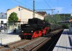 52 8134-0 der Eisenbahnfreunde Betzdorf (EFB) kommt von Siegen und fhrt mit Sonderzug Tender voraus am 08.05.2011 in den Bahnhof Kirchen/Sieg.