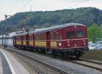 SVG: 1. Abschiedsfahrt mit dem  Roten Heuler  ET 65 zur Eisenbahn-Erlebniswelt Horb am Neckar.
Mit der Elektrifizierung der Hauptstrecke Stuttgart-Ulm im Jahre 1933 wurde auch in Wrtemberg eine neue Aera im Eisenbahnverkehr beschritten. Fr die Elektrifizierung der Vorortstrecken rund um Stuttgart entwickelte die Maschinenfabrik Esslingen (ME) einen neuartigen Trieb und Steuerwagen fr die Deutsche Reichsbahngesellschaft (DRG). Zunchst noch als Baureihe elT 12 und elS 22 bezeichnet, spter dann als ET/ES 65 Baureihe 465 (865).
Ueber 45 Jahre lang, von 1933 bis 1978, haben die  filigranen Schwaben  der Baureihe ET 65 Millionen von Fahrgsten zur Arbeit, zur Schule und zu Freizeitaktivitten begleitet. Die  Roten Heuler  aus Esslingen haben verkehrsgeschichte geschrieben ! Erst 1978 wurde mit der Baureihe 420 ein Nachfolger ins Rennen geschickt und die ET 65 kamen in den verdienten Ruhestand. Das  Knacken und Zischen  der  Roten Heuler  ist aber bis heute unvergessen.
2006/2007 hat die SVG beide Fahrzeuge wieder in Betrieb genommen. Nach rund 8 Jahren im Sonderzugsverkehr fhrt der ET 65 nun erneut in den Ruhestand, da eine weitere Hauptuntersuchung sehr teuer ist. Der 465 005-7 mit dem 865 611-8 bei einer Rangierfahrt vor passenden Flgelsignalen.
Foto: Walter Ruetsch