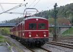 SVG: 1. Abschiedsfahrt mit dem  Roten Heuler  ET 65 zur Eisenbahn-Erlebniswelt Horb am Neckar.
Mit der Elektrifizierung der Hauptstrecke Stuttgart-Ulm im Jahre 1933 wurde auch in Wrtemberg eine neue Aera im Eisenbahnverkehr beschritten. Fr die Elektrifizierung der Vorortstrecken rund um Stuttgart entwickelte die Maschinenfabrik Esslingen (ME) einen neuartigen Trieb und Steuerwagen fr die Deutsche Reichsbahngesellschaft (DRG). Zunchst noch als Baureihe elT 12 und elS 22 bezeichnet, spter dann als ET/ES 65 Baureihe 465 (865).
Ueber 45 Jahre lang, von 1933 bis 1978, haben die  filigranen Schwaben  der Baureihe ET 65 Millionen von Fahrgsten zur Arbeit, zur Schule und zu Freizeitaktivitten begleitet. Die  Roten Heuler  aus Esslingen haben verkehrsgeschichte geschrieben ! Erst 1978 wurde mit der Baureihe 420 ein Nachfolger ins Rennen geschickt und die ET 65 kamen in den verdienten Ruhestand. Das  Knacken und Zischen  der  Roten Heuler  ist aber bis heute unvergessen.
2006/2007 hat die SVG beide Fahrzeuge wieder in Betrieb genommen. Nach rund 8 Jahren im Sonderzugsverkehr fhrt der ET 65 nun erneut in den Ruhestand, da eine weitere Hauptuntersuchung sehr teuer ist. Sonderzug bestehend aus dem 465 065-7 und dem 865 611-7 bei der Einfahrt in den Bahnhof Horb.
Foto: Walter Ruetsch