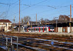 Von der Abstellgruppe über den Bahnsteig hinweg...
Der dreiteilige Stadler FLIRT 3 XL für die DB Regio AG – NRW fahrend 3427 010 (94 80 3427 010-8 D-STAP / 94 80 3827 010-4 D-STAP / 94 80 3427 510-7 D-STAP) der ZV VRR Eigenbetrieb Fahrzeuge und Infrastruktur, am 15.12.2022, als RE 34 „Dortmund-Siegerland-Express“ (Dortmund – Letmathe – Altenhundem – Siegen), beim Halt im Bahnhof Kreuztal.

Hier gibt es gleich zwei Neuerungen auf der Strecke, zum einen die neuen dreiteiligen Stadler FLIRT 3 XL Elektrotriebzüge und zum andern die Einführung des RE 34 „Dortmund-Siegerland-Express“ der im zweistunden Takt fährt, wobei durch die IC 34 Verbindung ist ein 1 Stunden-Takt realisiert.

Zum diesjährigen Fahrplanwechsel am Sonntag, dem 11.12.2022 wurde ein neuer Regionalexpress (RE 34) als zweistündliche Direktverbindung zwischen Siegen, Iserlohn-Letmathe und Dortmund eingeführt. Gemeinsam mit dem bereits auf diesem Laufweg verkehrenden InterCity (IC) 34 profitieren Fahrgäste damit künftig von einer Direktverbindung Siegen – Dortmund in nahezu jeder Stunde, wobei im IC 34 zwischen Dillenburg (Hessen) und Dortmund auch Tickets des Nahverkehrs nutzbar sind.

Zwischen Siegen und Letmathe übernimmt die neue RE-Linie weitgehend die bisherigen Fahrten des bestehenden RE 16, dessen Angebot auf der Ruhr-Sieg-Strecke wegen des neuen RE 34 neu geordnet werden musste. Der RE 16 verkehrt unverändert zwischen Essen – Hagen – Letmathe. Im Bahnhof Letmathe entfällt die bisherige Zugteilung und die Züge fahren grundsätzlich weiter bis Iserlohn. Durch den Wegfall der Zugteilung wird die Verbindung um einige Minuten schneller. Reisende, die aus Richtung Siegen die Ziele Hagen bzw. Essen erreichen wollen, müssen in Letmathe bzw. in Witten umsteigen.

Gegenüber dem Jahr 2022 wurden fürs kommende Jahr ca. 450.000 Zugkilometer zusätzlich auf der Ruhr-Sieg-Achse bestellt. Für die Erbringung der Leistungen wurde die DB Regio NRW beauftragt. Einzelne Leistungen auf der RE 34 und der RB 91 sollen von der Hessischen Landesbahn (HLB) erbracht werden. Zum Einsatz kommen überwiegend komfortable und geräumige Neufahrzeuge vom Typ Stadler Flirt 3 XL. Da diese neue Verbindung auch als Entlastung für die bei Lüdenscheid langfristig gesperrte Autobahn A45 konzipiert ist, werden die Leistungen des RE 34 finanziell durch das Land NRW gefördert.

Die Fernverkehrslinie hatte bereits Ende 2021 den Betrieb aufgenommen. Zeitgleich ist für diese Leistungen auch die Anerkennung des WestfalenTarifs im Geltungsbereich des NWL in Kraft getreten. Seit September 2022 können Nahverkehrskunden den IC 34 auf der Ruhr-Siegstrecke nun auch von und bis nach Dortmund nutzen. Neben WestfalenTarif und VRR-Tarif umfasst die Freigabe ohne Aufpreis auch die Nutzung mit räumlich und zeitlich gültigen Tickets des NRW- und Deutschlandtarifs. Die Freigabe gilt für alle IC 34-Leistungen, die von und nach Dortmund fahren. Nicht freigegeben sind die Züge im Abschnitt Dortmund – Münster. Für die Fahrradmitnahme gelten die Regelungen des Fernverkehrs der Deutschen Bahn, hierzu sind eine entsprechende Fahrradkarte und Reservierung vor Reiseantritt erforderlich. 

Stadler FLIRT 3 XL, dreiteilig der BR 3427:
Die Fahrzeuge der BR 3427 vom Typ STADLER Flirt 3 XL sind, in der sogenannten XL-Ausführung, mit 67.600 mm um 4,4m länger als die normalen STADLER Flirt 3 (BR 1427), zudem haben diese 6 Türen pro Fahrzeugseite (anstatt 3). Der FLIRT verfügt über eine hohe Antriebsleistung (2.720 kW) und eine maximale Geschwindigkeit von 160 km/h. Die 3-Teiler haben 180 Sitzplätze (16 in der 1.Klasse und 154 in der 2. Klasse). 

Mehr Technik zum Fahrzeug folgt noch .....