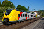 Das ist der neue Klimaschutz am Westerwald....
Einer der drei neuen zweiteiligen Hybridtriebzüge (E/Akku) der BR 563 vom Typ SIEMENS Mireo Plus B der HLB (Hessische Landesbahn GmbH). Der HLB 563 802 / 563 902 (94 80 0563 802-8 D-HEB / 94 80 0563 902-6 D-HEB) fährt am 02 Mai 2025 auf Leerfahrt durch den Bahnhof Kirchen/Sieg in Richtung Betzdorf, hier hat er kurz Hp 0. Der Triebzug fährt hier sogar im Batteriemodus, denn es kein Stromabnehmer angehoben.  

Der zweiteilige SIEMENS Mireo Plus B wurden 2024/25 von SIEMENS in Krefeld gebaut und im April 2025 an die HLB ausgeliefert.

Auszug aus der Pressemitteilung der HLB:
Alternative Antriebe im Norden von Rheinland-Pfalz: Durchbruch beim Pilotprojekt mit Batteriezügen im Westerwald / Zuschlag an Siemens Mobility für Mireo Plus B Fahrzeuge

Als Aufgabenträger für den Nahverkehr auf der Schiene im Norden von Rheinland-Pfalz setzt sich der SPNV-Nord gemeinsam mit seinen Projektpartnern von Bund, Land und Eisenbahnverkehrsunternehmen (EVU) für den Einsatz von alternativen Antrieben als Abkehr vom Dieselbetrieb ein.

Dabei konnte bereits im letzten Jahr für die Beschaffung der Fahrzeuge eine Unterstützung aus dem Förderprogramm des Bundesministeriums für Digitales und Verkehr (BMDV) für alternative Antriebe gewonnen werden.

Als Besonderheit sollen im SPNV-Nord erstmalig die beiden Antriebstechnologien für die Dekarbonisierung des Schienenverkehrs, Wasserstoff und Batterieelektrik, nebeneinander im mehrjährigen Fahrgastbetrieb zum Einsatz kommen mit einer vollständigen Rückfallebene mit Dieselfahrzeugen.

Das betrifft auch den Pilotbetrieb mit drei batterie-elektrischen Fahrzeugen im Westerwald, der zum Fahrplanwechsel im Dezember 2025 geplant ist. Dieser sieht einen Fahrzeugeinsatz auf der RB 90 Limburg – Au – Siegen (Oberwesterwaldbahn und Siegstrecke) und auf der RB 29 Limburg – Siershahn (Unterwesterwaldbahn) durch die Hessische Landesbahn (HLB) vor. Bei diesem Pilotprojekt wurde jüngst ein wichtiger Durchbruch erzielt:

Als Ergebnis der von der HLB dafür durchgeführten Fahrzeugausschreibung hat Siemens Mobility jetzt den Zuschlag für drei zweiteilige Mireo Plus B Batteriezüge erhalten. Das Fahrzeug mit seiner hohen Antriebsleistung ist für den anspruchsvollen Einsatz im Westerwald bestens geeignet. Der geplante Einsatz der drei Batteriezüge auf den Linien RB 90 und RB 29 umfasst eine Jahresfahrleistung von fast 400.000 Zug-km und ersetzt drei Dieselfahrzeuge. Da die HLB emissionsfreien Bahnstrom bezieht, werden jährlich fast 1.150 Tonnen CO2 eingespart. Der Betrieb der Batteriefahrzeuge erfordert keine neue Infrastruktur, denn die Wendezeiten in Limburg von über 20 Minuten auf der RB 29 werden für die Aufladung der Fahrzeuge ausreichend sein. Bei den auf der RB 90 verkehrenden Batteriefahrzeugen erfolgt dies im elektrifizierten Abschnitt zwischen Au und Siegen. Die Oberwesterwaldbahn (Limburg – Au) ist mit der Länge von rund 75 km und der zu überwindende Höhe von ca. 350 m derzeit in Deutschland die anspruchsvollste Strecke für den vorgesehenen Einsatz von Batteriezügen.

Die Ausschreibung der Batteriefahrzeuge war so ausgestaltet, dass die Hersteller die Möglichkeit hatten, die Fahrzeuge in laufende Bestellungen zu integrieren, so dass eine schnelle Lieferzeit in Aussicht gestellt wurde.

Siemens Mobility baut für den Einsatz im Westerwald drei zweiteilige Mireo Plus B Batteriezüge, die durch jeweils drei Türen pro Seite einen schnellen Ein- und Ausstieg ermöglichen. Die Züge verfügen für den Betrieb unter Oberleitung und zum Aufladen der Batterien über einen Stromabnehmer und verkehren auf den nicht-elektrifizierten Strecken im Batteriebetrieb. Die geräumigen Fahrzeuge bieten den Fahrgästen 126 Sitzplätze und 156 Stehplätze und sind mit einer speziellen Einstiegshilfe ausgestattet, die mobilitätseingeschränkten Menschen das Bahnfahren erleichtert.

Die neuen Batteriezüge werden auf der Oberwesterwaldbahn Limburg – Altenkirchen - Au - Siegen, und auf der Unterwesterwaldbahn zwischen Limburg – Montabaur – Siershahn unterwegs sein. Die Strecke der OWB beträgt ca. 115 km, davon sind ca. 75 km ohne Fahrdraht. Es ist vorgesehen die Züge in Limburg und auf dem Teilabschnitt Au – Siegen nachzuladen. Auf der UWB beträgt die nicht elektrifizierte Strecke ca. 35 km. Damit ist ein Zugbetrieb hin und zurück ohne Nachladen möglich. Insgesamt werden die Züge über 50 Bahnhöfe anfahren.

Technik und Fahrzeugaufbau:
Die Triebzüge werden nur mit elektrischem Antrieb angeboten. Die Fahrzeugplattform ist mit Jakobs-Drehgestellen und Einzeldrehgestellen, ähnlich wie bei den ICE 4 mit innengelagerten Radsätzen lieferbar. Die Wagenkästen werden in Aluminium-Integralbauweise hergestellt. Bei diesem zweiteiligen Triebzug ruht je ein Wagenkasten auf einen Triebdrehgestell SF 7500 als Enddrehgestell, sowie auf der Hälfte des mittigen Jakobs-Laufdrehgestell SF 7500. 

Die Triebzüge werden im Siemens-Werk Krefeld gefertigt. Im März 2020 erhielt Siemens Mobility den ersten Auftrag für eine zweiteilige Variante des Mireo Plus B die ihren Fahrstrom sowohl aus einer Batterie als auch aus der Fahrleitung erhält. Die Batterie kann im Stand und während der Fahrt aus der Fahrleitung geladen werden. Die Reichweite eines Mireo Plus B im Batteriebetrieb wird mit 80 bis 120 Kilometern angegeben.

Zum Einsatz kommen Lithiumtitanat-Akkumulatoren (LTO) von Toshiba, die unter den Wagenböden verbaut sind. Diese haben eine hohe Zyklenfestigkeit auch bei hohen Ladeströmen, wie sie beim Bremsen und Anfahren auftreten – bei einer Laderate von 10C garantiert der Hersteller seit 2019 mindestens 15.000 Ladezyklen und seit 2022 mindestens 40.000 Ladezyklen.

Unterwesterwaldbahn/Oberwesterwaldbahn:
Am 7. Februar 2023 gab Siemens Mobility bekannt, dass die Hessische Landesbahn (HLB) für den Einsatz auf den Regionalbahn Linien RB 29 (Limburg (Lahn)–Montabaur–Siershahn) und RB 90 (Limburg/Lahn–Au/Sieg– Siegen) auf der Unterwesterwaldbahn bzw. Oberwesterwaldbahn drei Mireo Plus B bestellt habe. Der Einsatz ist ab Sommer 2025 geplant und soll im Rahmen eines Pilotbetriebes die Eignung von Triebzügen mit alternativen Antrieben auf den topografisch anspruchsvollen Strecken demonstrieren. Der Betrieb soll nach Angaben der HLB jährlich fast 1.150 Tonnen Kohlenstoffdioxid einsparen.

TECHNISCHE DATEN:
Spurweite: 1.435 mm (Normalspur)
Achsfolge: Bo’-2’-Bo’
Fahrzeuglänge über Kupplung: 46.560 mm
Drehzapfenanstand: 2 x 17.930 mm
Achsabstand im Triebdrehgestell (Enddrehgestell): 2.300 mm
Achsabstand im Jakobs-Laufdrehgestell: 2.600 mm
Drehgestellplattform: SF 7500 mit innengelagerten Radsätzen
Raddurchmesser: 880 mm (neu) / 810 mm (abgenutzt)
Anzahl der Türen je Seite: 3
Eigengewicht: 91 t
Installierte Leistung: 1.700 kW
Leistungsübertragung: elektrisch
Motoren: 2 Drehstrom-Asynchronmotoren
Höchstgeschwindigkeit: 140 km/h 
Kupplung: Mittelpufferkupplung Schaku Typ 10
Sitzplätze: 126
Bremse: FT C-el-pn-R-A-E-Mg (D)
kleinster befahrbarer Gleisbogen: R 150 m (Normal) / R 100 m (Werkstatt)
Zulassungen: Deutschland (D)

Ein kleiner Nachteil gegenüber den LINT-Dieseltriebzügen ist mir aufgefallen, die Gesamt-Fensterfläche ist geringer. Ich bin aber sehr gespannt auf den Betriebseinsatz und wie es läuft.