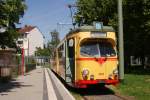 Ein GT8 auf der Linie 5 nach Rheinhafen in Karlsruhe-Rintheim am 10.08.2010