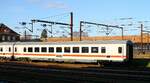 IC Wagen Bpmmbdz 248.1 61 80 84-91 104-8 als Schlußläufer des Wagenzuges, Pattburg 03.04.2023  Im Hintergrund läuft gerade der Zementleerzug aus Taulov mit den Dieselloks MY 1146 + 1831