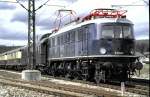 E 18 047 mit dem historischen Rheingold in Amstetten am 13.04.1985.