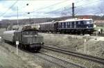 194 042-8 mit dem Samstag-Schülerzug Geislingen/Steige - Ulm und E 18 047 mit dem historischen Rheingold in Amstetten am 13.04.1985.
