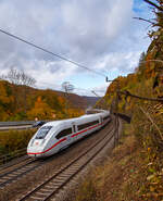 Der zwölfteilige ICE 4 – Tz 9029 (der BR 412/812) fährt am 26.10.2021 die Geislinger Steige hinauf, hier Amstetten (bei der Ziegelhütte).