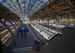 Nun hat die DB 101 090-9 (91 80 6101 090-9 D-DB) der DB Fernverkehr AG, den IC 2261 von Rostock Hbf über Lübeck Hbf nach Hamburg Hbf, am 23 April 2026 im Hauptbahnhof Lübeck übernommen und steht zur Abfahrt bereit. Hier im Hauptbahnhof Lübeck findet ein Fahrtrichtungswechsel statt, von Rostock bis hier hatte die DB 218 322-6 gezogen, da Bahnstrecke Lübeck–Bad Kleinen nicht elektrifiziert ist. 

Die 101er wurde 1998 von ADtranz (ABB Daimler-Benz Transportation GmbH) in Kassel unter der Fabriknummer 33200 gebaut.