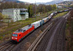 Blick auf den Rangierbahnhof (Rbf) Betzdorf/Sieg am 29.04.2021 (von der Brcke in Betzdorf-Bruche, nun fhrt die DB Cargo 152 075-8 (91 80 6152 075-8 D-DB) mit ihrem KLV-Zug weiter in Richtung Kln.