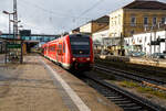 Der Dieseltriebwagen mit Neigetechnik 612 481 / 612 981, ein Bombardier  RegioSwinger  der DB Regio Bayern, verlsst am 24.11.2022, als RE 40 nach Nrnberg Hbf, den Hauptbahnhof Regensburg.