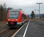 648 001 / 201 (LINT 41) kommt als RB 93 von Bad Berleburg und fhrt in den Bahnhof Erndtebrck ein, nach dem Halt fhrt er weiter ber Kreuztal nach Siegen.