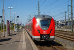 Die DB  Grinsekatzen , ein fünfteiliger Alstom Coradia Continental mit modifiziertem Kopf 1440 236 / 1440 736 der DB Regio NRW verlässt am 12 August 2022, als RE 8  Rhein-Erft-Express  (Koblenz - Köln - Mönchengladbach), den Bahnhof Siegburg/Bonn.