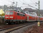 Es wird wieder Sandwich gefahren: Der RE 9 (Rhein-Sieg-Express) Aachen - Kln - Siegen, hat hier am 08.01.2012 den Bahnhof Betzdorf/Sieg verlassen und fhrt weiter in Richtung Siegen.