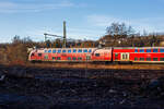 Der klimatisierte Doppelstock-Steuerwagen der zweiten Wagenklasse (DoSto-Steuerwagen) D-DB 50 80 86-75 050-4, der Gattung/Bauart DBpbzfa 763.8, eingereiht im Zugverband (führendender Wagen) des