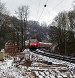 Die 146 001-3 (91 80 6146 001-3 D-DB) der DB Regio NRW erreicht am 10 Januar 2025, mit dem RE 9 (rsx - Rhein-Sieg-Express) Aachen - Kln - Siegen, den Bahnhof Kirchen/Sieg.