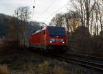 Nun haben die 147er (Traxx P160 AC3) auf der Siegstrecke Einzug gehalten....
Die 147 016 (91 80 6147 016-0 D-DB) der DB Regio NRW erreicht am 16. Dezember 2025, mit dem RE 9 (rsx - Rhein-Sieg-Express) Aachen - Köln – Siegen, gleich den Bahnhof Kirchen/Sieg. 

Die TRAXX P160 AC1 wurde 2016 von Bombardie in Kassel unter der Fabriknummer 35108 gebaut.

Die BR 147 ist eine Baureihe von Mehrzwecklokomotiven des Herstellers
Bombardier (Bombardier Traxx P160 AC3). Von ihnen wurden 20 Lokomotiven dieses Typs von DB Regio Baden-Württemberg bestellt und wurden 2017 ausgeliefert.

TECHNISCHE DATEN:
Spurweite: 1.435 (Normalspur) 
Achsformel: Bo’Bo’
Länge über Puffer: 18.900 mm 
Drehzapfenabstand:10.440 mm
Höhe: 4.283 mm
Breite: 2.977 mm 
Treibraddurchmesser:  1.250 mm (neu) / 1.170 mm (abgenutzt)
Dienstgewicht: 87 t
Dauerleistung: 5.600 kW (7.600 PS)
Höchstgeschwindigkeit: 160 km/h
Anfahrzugkraft:  300 kN
Antrieb: Hohlwellenantrieb (statt Tatzlager der BR 187)