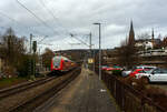 Steuerwagen voraus hat der RE 9 - Rhein Sieg Express (RSX) Siegen - Köln – Aachen, geschoben von der 146 003-9 (91 80 6146 003-9 D-DB) der DB Regio NRW, am 15 Januar 2026 den Bahnhof