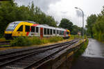 Der VT 264 (95 80 0648 664-0 D-HEB / 95 80 0648 164-1 D-HEB) ein Alstom Coradia LINT 41 der HLB (Hessische Landesbahn) erreicht am 03 Juli 2024, als RB 96 „Hellertalbahn“ (Neunkirchen/Kr.