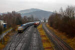 Hochbetrieb in Herdorf am 22 Januar 2025: Links am KSW-Rangierbahnhof (Betriebsstätte FGE -Freien Grunder Eisenbahn) steht die KSW 47 (92 80 1271 027-5 D-KSW), ex D 2 der HFM, eine Vossloh G 1000