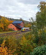 Herbst im Hellertal, der VT 205 ABp (95 80 0640 105-2 D-HEB), in Alstom Coradia LINT 27 der HLB (Hessische Landesbahn) / 3LänderBahn, hat am 14 Oktober 2025, als RB 96  Hellertalbahn“