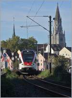 Der  Seehas  RABe 521 201 auf der Rheinbrücke in Konstanz auf seiner Fahrt in Richtung Engen.