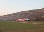 146 247-2 zieht den RE 54 4619 Frankfurt/Main - Bamberg bei Thüngersheim im aller letzten Büchsenlicht.