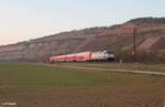 146 247-2 zieht den RE 54 4619 Frankfurt/Main - Bamberg bei Thüngersheim im aller letzten Büchsenlicht.