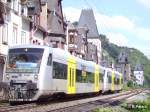 VT 002 und 013 rollen an der Stadtkulisse von Bacharach vorbei auf dme Weg nach Mainz.