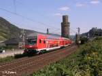 Ein RE nach Koblenz verlsst Oberwesel geschoben von einer 143iger.