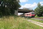 Steuerwagen vorraus unterquert bei Winkelhaid die S2 39617 Roth - Altdorf bei Nürnberg die Autobahn A3. 03.07.20