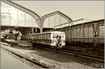 Ein S-Bahn Zug der Baureihe 477 verlässt als S5 den Bahnhof Berlin Friedrichstraße; damals war die Berliner Stadtbahn (Fernbahngleise) noch nicht elektrifiziert.