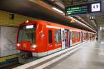   Ein Triebzug der Baureihe 474/874 der S-Bahn Hamburg am 16.06.2015 beim Halt in der Station HH-Landungsbrücken.