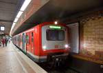   Ein ET 472/473 der S-Bahn Hamburg fährt am 16.06.2015, als S 21 zur Elbgaustraße, in die Station Hauptbahnhof Hamburg ein.