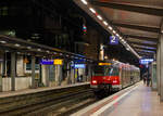 Der ET 420 464-0 / 420 964-9 der S-Bahn Köln hat am 16.05.2022 (um 23.00 Uhr), als S 12 nach Au (Sieg), den Bahnhof Siegburg/Bonn erreicht.