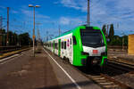 Der für die DB Regio AG – NRW fahrende und für die S-Bahn Rhein-Ruhr eingesetzte fünfteilige Stadler FLIRT 3 XL 3429 024 (94 80 3429 024-7 D-STAP etc.) der ZV VRR Eigenbetrieb Fahrzeuge und Infrastruktur, verlässt am 24 Juni 2025 als S3 nach Hattingen/Ruhr den Hauptbahnhof Oberhausen.

Der Stadler FLIRT ³ XL wurde 2019 von der Stadler Pankow GmbH in Berlin unter den Fabriknummern 42296 bis 42301 gebaut und an den Zweckverband Verkehrsverbund Rhein-Ruhr Eigenbetrieb Fahrzeuge und Infrastruktur geliefert.

Stadler FLIRT 3 XL, fünfteilig, der Baureihe 3429:
Die Fahrzeuge der BR 3429 vom Typ STADLER Flirt 3 XL sind, in der sogenannten XL-Ausführung, mit 106.200 mm um 15,4 m länger als die normalen STADLER Flirt 3 (BR 1429), zudem haben diese 10 Türen pro Fahrzeugseite (anstatt 7). Der FLIRT verfügt über eine hohe Antriebsleistung (2.720 kW) und eine maximale Geschwindigkeit von 160 km/h. Die 5-Teiler haben 296 Sitzplätze der 2. Klasse, sowie 378 Stehplätze. 

Der VRR Auftrag umfasste die Lieferung von 41 Triebzügen des Typs FLIRT. Die Bestellung teilte sich auf in 17 dreiteilige und 24 fünfteilige Fahrzeuge. Beide Fahrzeugvarianten verfügen über längere Wagenkästen, der sogenannten XL-Ausführung (FLIRT 3 XL). Ergänzend wird Stadler auch die Instandhaltung der Fahrzeuge in den kommenden 30 Jahren verantworten. Die Fahrzeuge kommen auf den Strecken des S-Bahn-Netzes Rhein-Ruhr zum Einsatz. Der FLIRT verfügt über eine hohe Antriebsleistung und eine maximale Geschwindigkeit von 160 km/h. Der helle, freundliche Fahrgastbereich ist barrierefrei und bietet dem Betreiber individuelle Gestaltungsmöglichkeiten. Sie verfügen über bequemere Sitze, überwiegend in 4er-Sitzgruppen mit Vis-à-vis-Anordnung, Toiletten sowie Steckdosen zum Aufladen von Smartphones, Tablets oder Rechnern.

Technik:
•	Ausgelegt für die Verbandsfahrt von bis zu 3 Fahrzeugen
•	Automatische Mittelpufferkupplungen (Scharfenberg-Kupplung)
•	Leichtbauweise aus Aluminium
•	Redundante Antriebsausrüstung bestehend aus 2 Antriebssträngen mit je einem  ransformator, IGBT-Stromrichter und 2 Asynchronfahrmotoren
•	Luftgefederte Fahrwerke sorgen für die erforderliche Laufruhe
•	Die Fahrzeuge wurden in zwei unterschiedlichen Designs ausgeliefert (S-Bahn Rhein-Ruhr Design [grün/weß] sowie Regiobahn Design [rot/weiß])

Komfort:
•	Klare Trennung von Mehrzweckbereichen für den Fahrradtransport sowie für die Beförderung von Rollstuhlfahrern
•	12 Fahrradstellplätze
•	2 extrabreite zweiflügelige Schwenkschiebetüren je Wagenkasten
•	Klimatisierter Fahrgastraum und Fahrerraum
•	1 geschlossenes WC-System je EMU3 bzw. 2 geschlossene WC-Systeme je EMU5
•	Einstiegshöhe 780 mm
•	Modernes Fahrgastinformationssystem
•	Passagier-WLAN im ganzen Fahrgastraum

TECHNISCHE DATEN (BR 3427 - Stadler FLIRT 3 XL, fünfteilig):
Spurweite: 1.435 mm (Normalspur)
Achsanordnung: Bo' 2' 2' 2' 2' Bo'
Länge über Kupplung: 106.200 mm
Fahrzeugbreite: 2.820 mm
Fahrzeughöhe: 4.270 mm
Fußbodenhöhe Niederflur: 780 mm
Fußbodenhöhe Hochflur: 1.150 mm
Einstiegsbreite: 1.800 mm je Tür 
Anzahl der Türen je Fahrzeugseite: 10
Sitzplätze: 296 (2. Klasse)
Stehplätze (4 Pers./m²): 378
Dienstgewicht: 
Achsabstand im Drehgestell: 2.700 mm
Lauf- und Triebraddurchmesser: 870 mm (neu)
Höchstgeschwindigkeit: 160 km/h
Max. Leistung am Rad: 2.720 kW
Dauerleistung am Rad: 2.000 kW
Max. Anfahrbeschleunigung: 1,2 m/s²
Kupplung: Scharfenbergkupplung (Schaku) Typ 10

Quellen(Technik): Stadler Rail