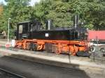 Sie wird im Oktober fr ein paar Tage beim Rasenden Roland im Einsatz sein:die IV-K 99 1608-1 die,am 01.Oktober 2013,in der Putbuser Herbstsonne stand.