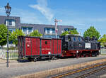 Der historische zweiachsige Postwagen 71 der damaligen DHE - Doberan-Heiligendammer-Eisenbahn (Vorgänger MBB - Mecklenburgischen Bäderbahn Molli), ex DR 98-84-01 ab-/ausgestellt im Bahnhof