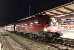 Es war schon dunkel als 182 012 mit RE 4316 von Rostock Hbf nach Hamburg Hbf im Rostocker Hbf stand.19.10.2019