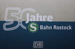 50 Jahr S-Bahn Rostock Logo fotografiert am 19.12.2025 im Rostocker Hbf.