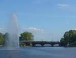 (204'880) - Springbrunnen mit Lombardsbr�cke und ICE-Zug am 11.