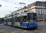 (261'429) - MVG-Tram - Nr. 2106 - am 14. April 2024 in M�nchen, Sendlinger Tor