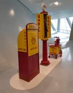 (282'987) - Shell-Tanks�ulen am 11. Dezember 2025 in Stuttgart, Mercedes-Benz Museum