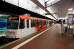 Zwei gekuppelte DUEWAG Stadtbahnwagen vom Typ B 80 C-ZE (TW 7574 und 7754) der SWB (Stadtwerke Bonn Verkehrs GmbH) bzw. SSB (Elektrische Bahnen der Stadt Bonn und des Rhein-Sieg-Kreises) stehen am 16.05.2022 (um 22.51 Uhr) im Bahnhof Siegburg/Bonn (tief), als Linie 66 nach Oberdollendorf, zur Abfahrt bereit.