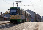 Der Triebwagen 176 der VBBr (Verkehrsbetriebe Brandenburg an der Havel GmbH), ein sechsachsiger Einrichtungs-Kurzgelenktriebwagen vom Typ KTNF6 (modernisierter und verlängerter Tatra KT4D), am 19.09.2018 als Linie 6 auf der Jahrtausendbrücke.