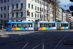 Der Straßenbahntriebwagen MVG 2201, ein vierteiliger Einrichtungs-Niederflur-Gelenkwagen des Typs R 3.3 (Adtranz der Bauart GT8N2), als Linie 16 (zum Romanplatz) biegt am 05 April 2025 von der Bayerstraße auf den Bahnhofplatz ab und erreicht bald die Station München Hauptbahnhof. 

Schon während der Auslieferung der R-2.2.-Wagen stellte die SWM (Stadtwerke München) fest, dass die Kapazität auf den Linien 20 und 21 im Berufsverkehr nicht ausreicht und ein engerer Takt auf der schon im 3,5-Minuten-Takt bedienten Strecke nicht mehr möglich ist. Deshalb bestellte die SWM am 13. Februar 1996 insgesamt 17 vierteilige Straßenbahnfahrzeuge der Bauart GT8N2. Nach der Auslieferung der R 2.2 setzte die SWM in den Hauptverkehrszeiten auf den Linien 20 und 21 weiterhin P-Wagen-Züge ein, da diese eine höhere Kapazität aufwiesen. Die neuen vierteilige Straßenbahnwagen, die als Baureihe R 3.3 bezeichnet wurden und im technischen Teil baugleich zu den R 2.2 Wagen waren, sollten die P-Wagen-Züge ersetzen. Als Alternative zu den R 3.3 Wagen wurde eine Erweiterung der R 2.2 Wagen um einen vierten Wagenteil angesprochen, diese war nicht möglich, da die Gelenke für die engen Kurven im Münchner Straßenbahnnetz zu kurz waren. 

Der Aufbau der Wagenkasten der R 3.3 Wagen ist im Gegensatz zu der Stahlleichtbauweise des R 2.2 aus Aluminium, um das Fahrzeug leichter zu machen. Die Front- und Heckteile entstanden aus Kunststoff, im Falle eines Unfalls ist der Austausch so einfacher als beim R 2.2 möglich. Diese Vierteiler besitzen in der Mitte, zwischen dem zweiten und dritten Wagenteil, ein breites neu entwickeltes Doppelgelenks mit einer sogenannten Knickwinkelsteuerung, um den Anforderungen des Münchener Gleisnetzes mit den engen und gegenläufigen Kurvenradien gerecht zu werden. So kann man die vierteiligen 36.580 mm langen R 3.3 Wagen auch auf den S-Kurven einsetzen. Die R 3.3 erhielt im Gegensatz zu den R 2.2 Wagen eine Kupplung. Fahrgestell und Antrieb glichen der Vorgängerserie (Drehgestelle mit Losrädern, Drehstrom-Asynchron-Motoren). Der Achsabstand wurde allerding geringfügig erweitert. Die Fahrzeuge besitzen eine durchgehende Fußbodenhöhe von 30 bis 36 cm über Schienen-/Straßenoberkante.


Die Fahrzeuge verfügten über sechs vollverglaste Türen, an der ersten Türe befindet sich ein Hublift für Rollstuhlfahrer. Die Triebwagen haben 67 Sitz- und 151 Stehplätze. Der Sitzabstand konnte durch den um 150 Millimeter verlängerten Radabstand im Fahrgestell um 125 Millimeter verbreitert werden. Außerdem wurden die Fenster vergrößert. Der Führerstand der R-3.3-Wagen unterscheidet sich von dem der R 2.2 nur durch den nicht mehr vorhandenen Zahltisch. Die Fahrerkabine wurde jedoch weiter vom Fahrgastraum abgeschirmt und erhielt eine eigene Klimaanlage. 

TECHNISCHE DATEN;
Fahrzeugart: Vierteiliger Niederflur-Gelenktriebwagen für den Einrichtungsbetrieb mit Doppelgelenk zwischen 2. und 3. Wagenteil 
Hersteller:  Adtranz
Anzahl: 20 (Typ R 3.3)
Baujahre:1999–2001
Spurweite: 1.435 mm (Normalspur)
Achsfolge: (1A)+(A1)+(1A)+(A1) (16 Einzelräder)
Länge über Kupplung:  36.580 mm
Breite: 2.300 mm
Höhe: 3.390 m
Radsatzabstand 	1,80 m
Raddurchmesser:  662 mm (neu) 
Eigengewicht: 40,8 t
Motorenart: Drehstrom-Asynchronmotoren
Leistung: 4x120 kW = 480 kW
Höchstgeschwindigkeit:  60 km/h
Min. Kurvenradius:14,5 m
Anzahl der Türen: 6 zweiflüglige elektr. Schwenkschiebetüren
Niederfluranteil: 100 %
Fußbodenhöhe: 360 mm
Sitzplätze: 	67
Stehplätze: 151
Stromsystem: 750 Volt DC (=)
